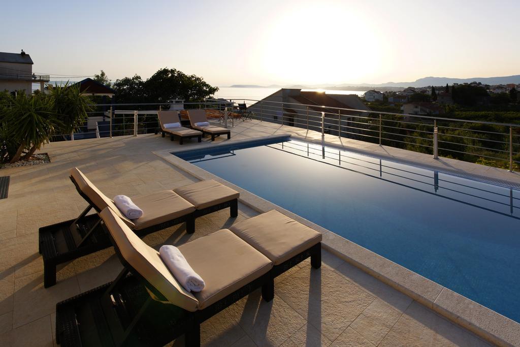 Villa Mermaid Your Croatian Haven With Luxury Pool And Scenic Views Podstrana Kültér fotó