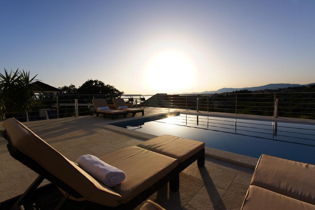 Villa Mermaid Your Croatian Haven With Luxury Pool And Scenic Views Podstrana Kültér fotó
