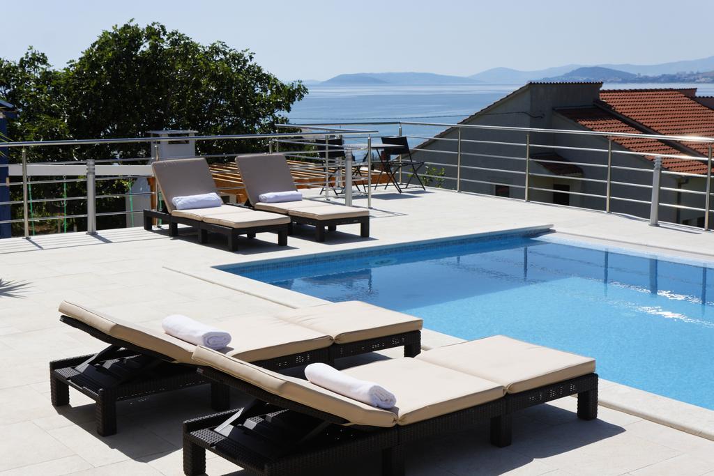 Villa Mermaid Your Croatian Haven With Luxury Pool And Scenic Views Podstrana Kültér fotó